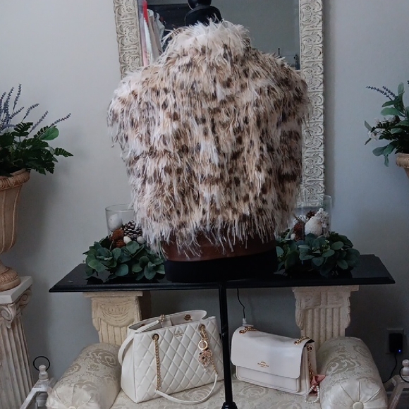 Stylish Faux Fur Crop Vest in Cream and Brown - Picture 6 of 6